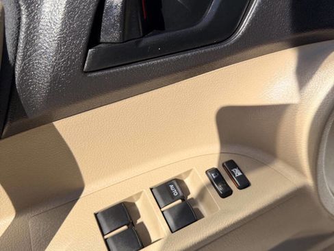 Used 2013 Toyota Highlander FWD image 17