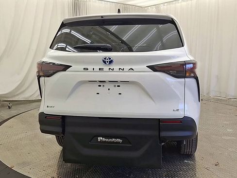 Used 2025 Toyota Sienna LE image 8