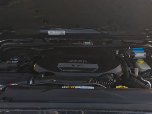 Used 2016 Jeep Wrangler Unlimited Rubicon w/ Connectivity Group AWD/4WD image 8