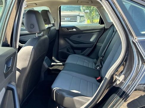 Used 2025 Volkswagen Jetta SE FWD image 35