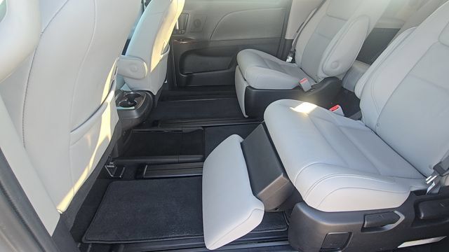 Used 2018 Toyota Sienna Limited FWD image 13