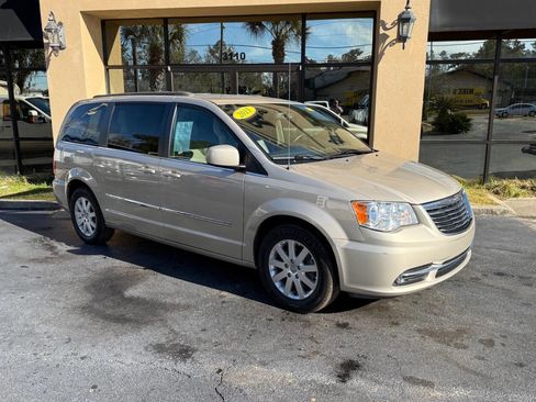 Used 2015 Chrysler Town & Country Touring image 2