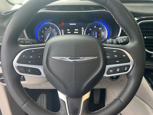 Used 2023 Chrysler Pacifica Limited FWD image 19