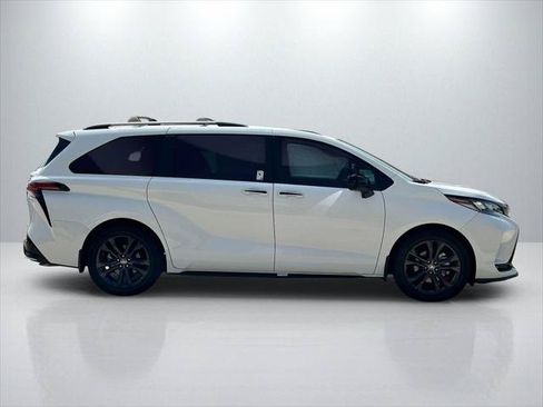 Certified 2025 Toyota Sienna XSE w/ XSE Plus Package FWD image 4