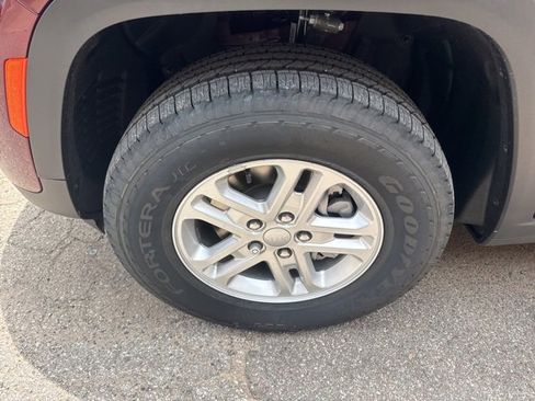 New 2025 Jeep Grand Cherokee Laredo image 8