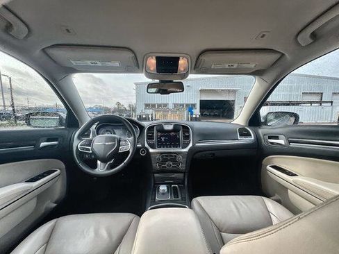 Used 2018 Chrysler 300 Touring L image 19