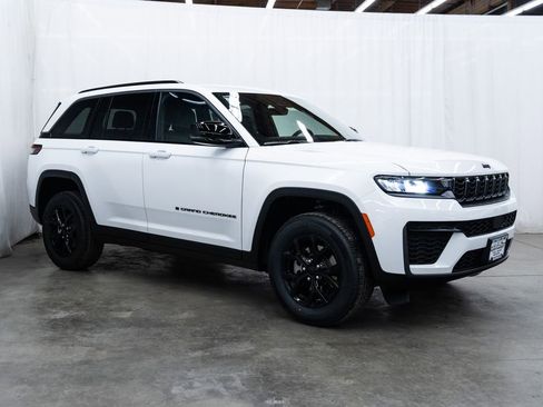 New 2026 Jeep Grand Cherokee 4WD image 1