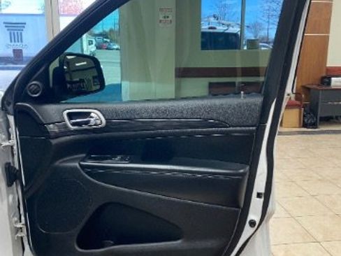 Used 2020 Jeep Grand Cherokee Laredo w/ Laredo X Package image 18