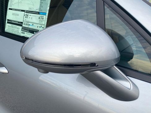 Certified 2025 Porsche Macan image 10