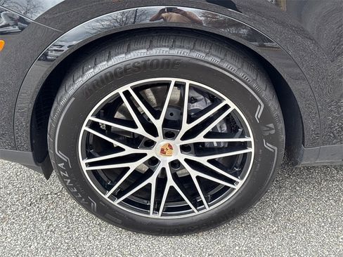 Used 2025 Porsche Cayenne Coupe image 11