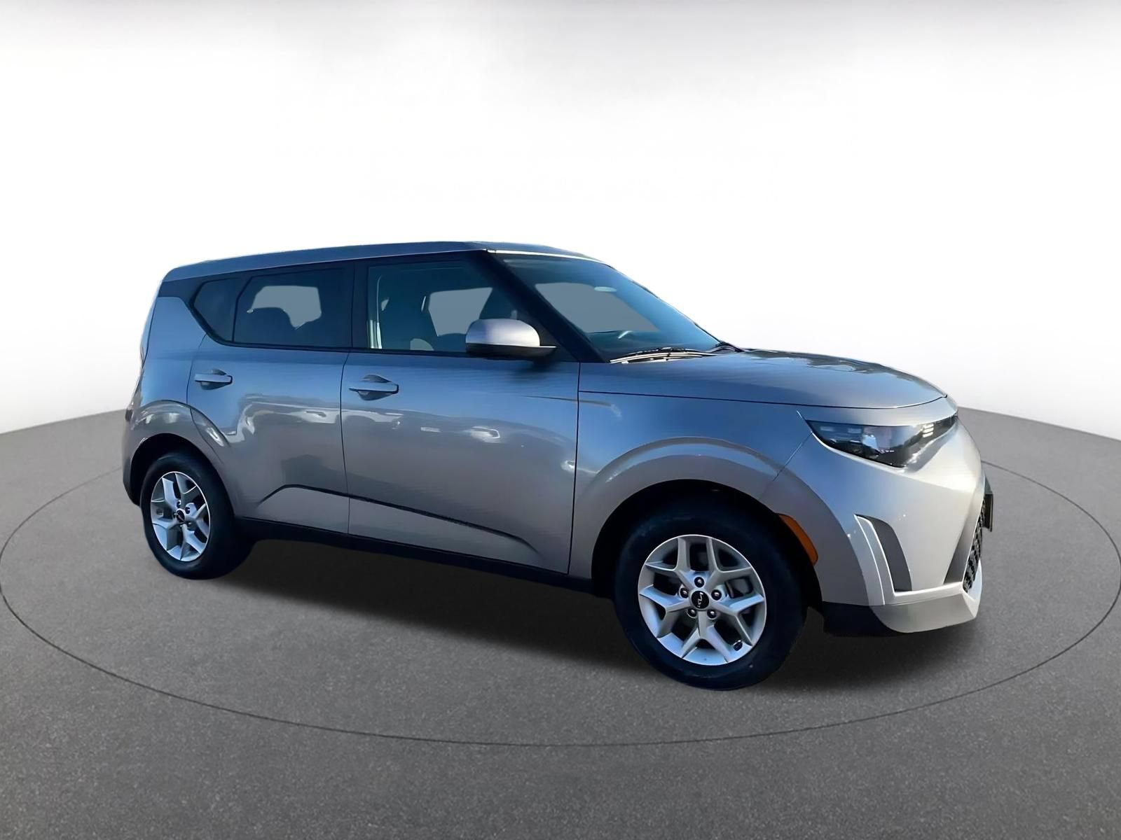 Used 2025 Kia Soul LX w/ LX Technology Package FWD image 2