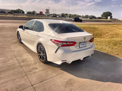 Used 2019 Toyota Camry SE FWD image 5