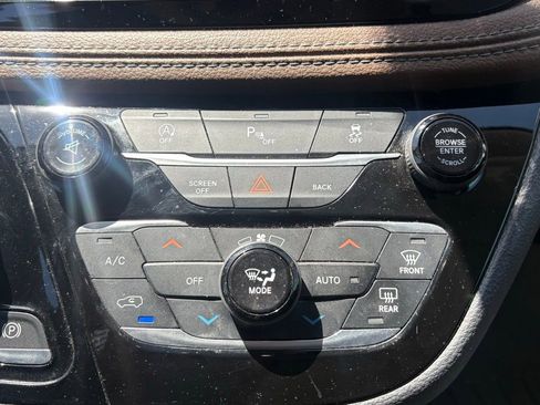 Used 2017 Chrysler Pacifica Limited FWD image 22