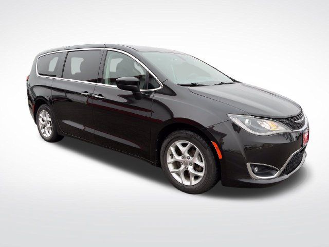Used 2017 Chrysler Pacifica Touring Plus w/ Tire & Wheel Group FWD image 10