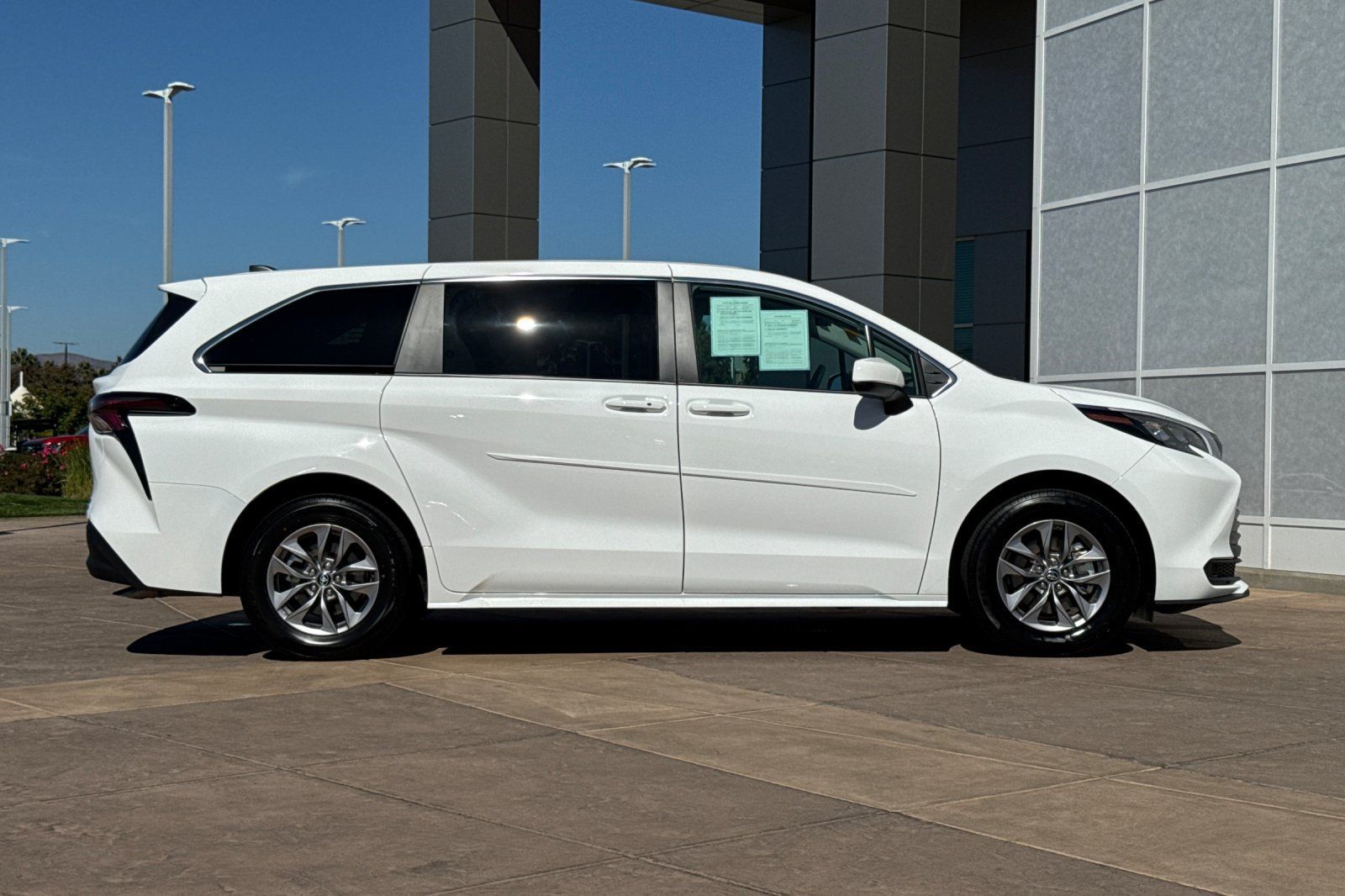 Used 2024 Toyota Sienna LE AWD/4WD image 3