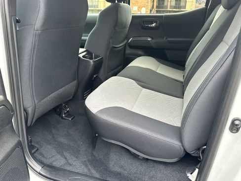 Used 2022 Toyota Tacoma TRD Off-Road image 16