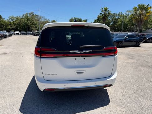 Used 2023 Chrysler Pacifica Touring-L image 5
