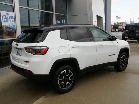 Used 2025 Jeep Compass Trailhawk image 3