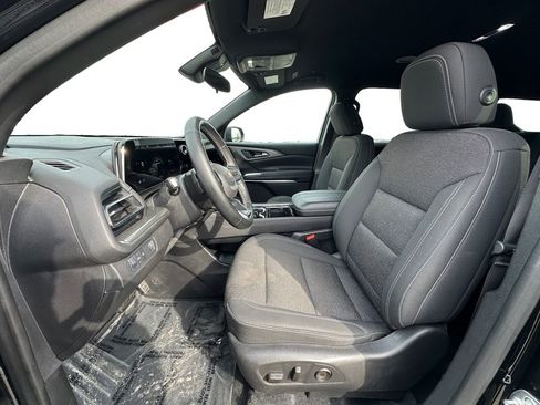 Used 2024 Chevrolet Traverse LT image 9