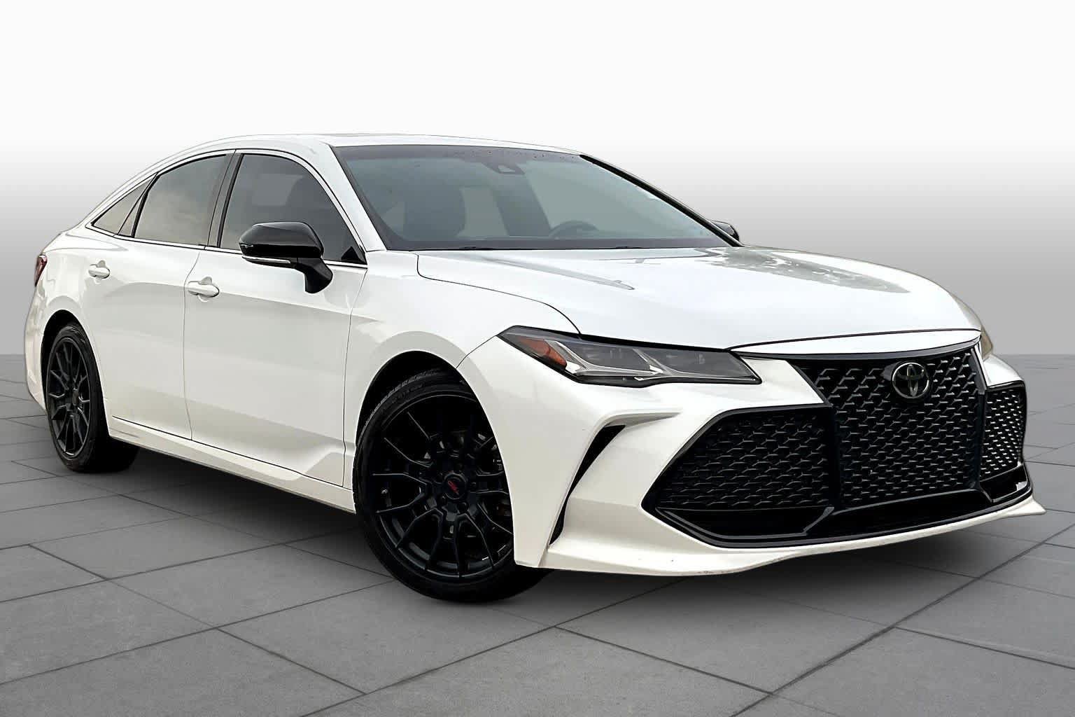 Used 2019 Toyota Avalon Touring FWD image 3