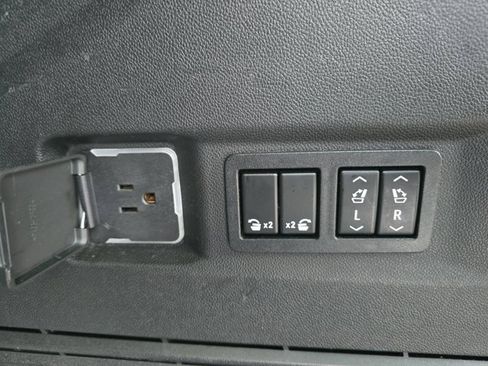 Used 2021 Chevrolet Tahoe Z71 w/ Z71 Signature Package image 17