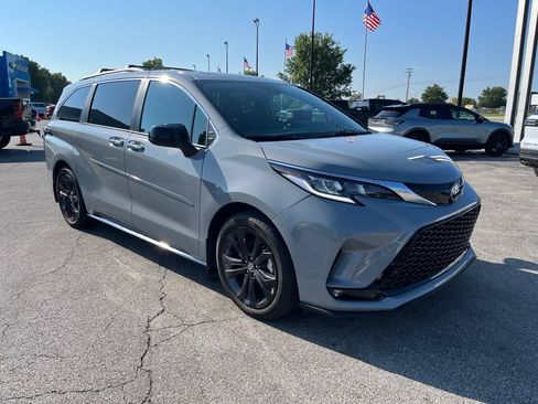 Used 2024 Toyota Sienna XSE w/ XSE Plus Package FWD image 2