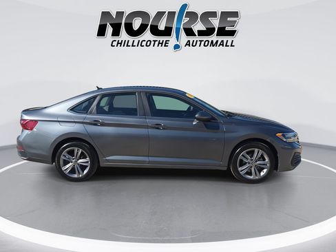Used 2024 Volkswagen Jetta SE FWD image 9