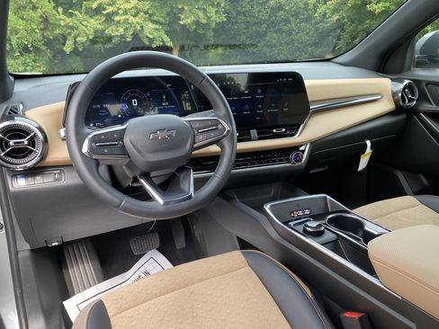 Used 2026 Chevrolet Equinox ACTIV w/ Safety and Technology Package FWD image 35
