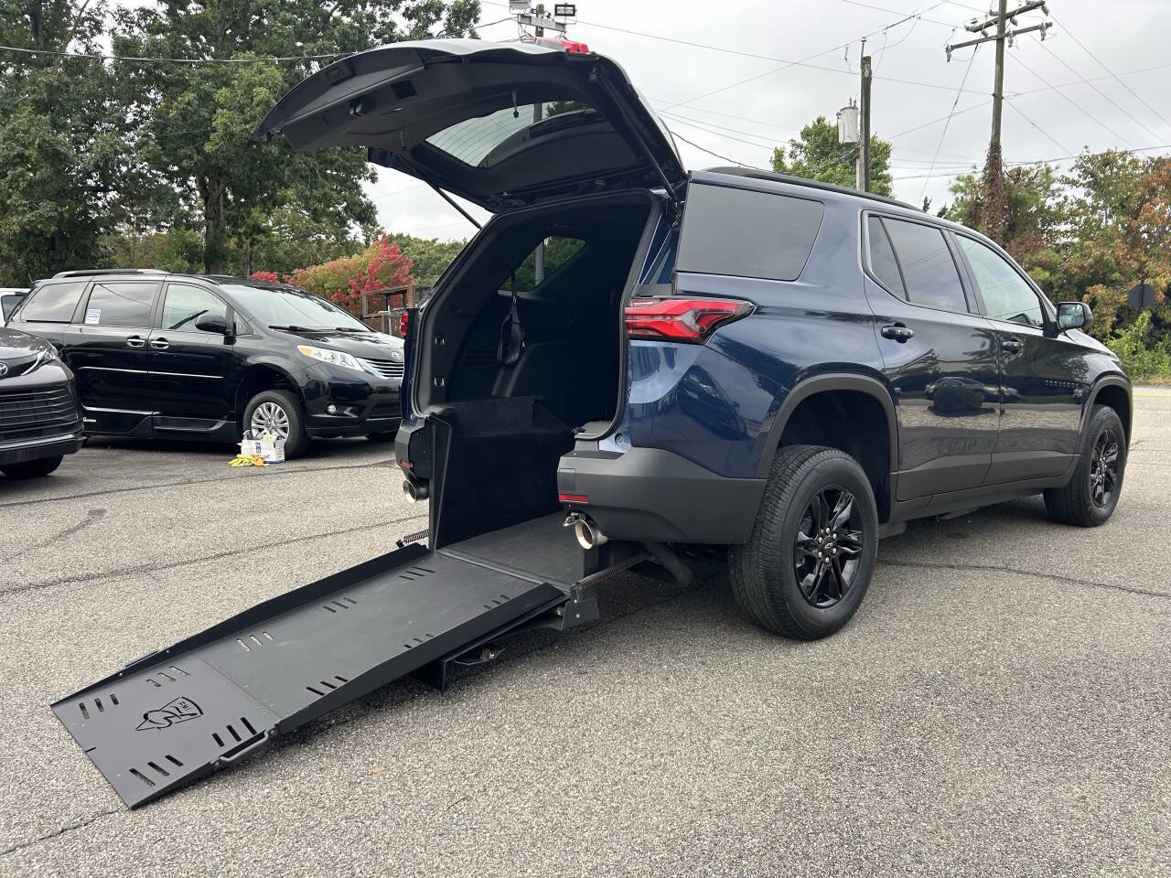 Used 2023 Chevrolet Traverse LS w/ Midnight/Sport Edition FWD image 4