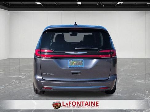 Used 2023 Chrysler Pacifica Touring-L FWD image 4