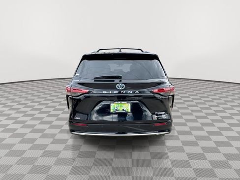 Used 2024 Toyota Sienna Platinum image 7