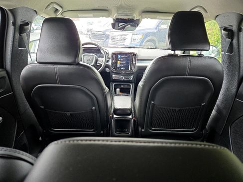 Used 2021 Volvo XC40 T4 Momentum image 10