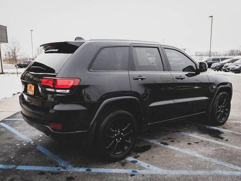 Used 2018 Jeep Grand Cherokee Altitude image 33