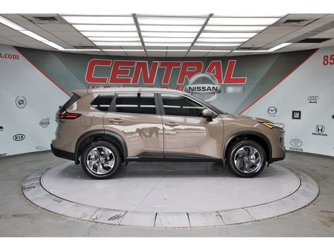 Used 2024 Nissan Rogue SV FWD image 5
