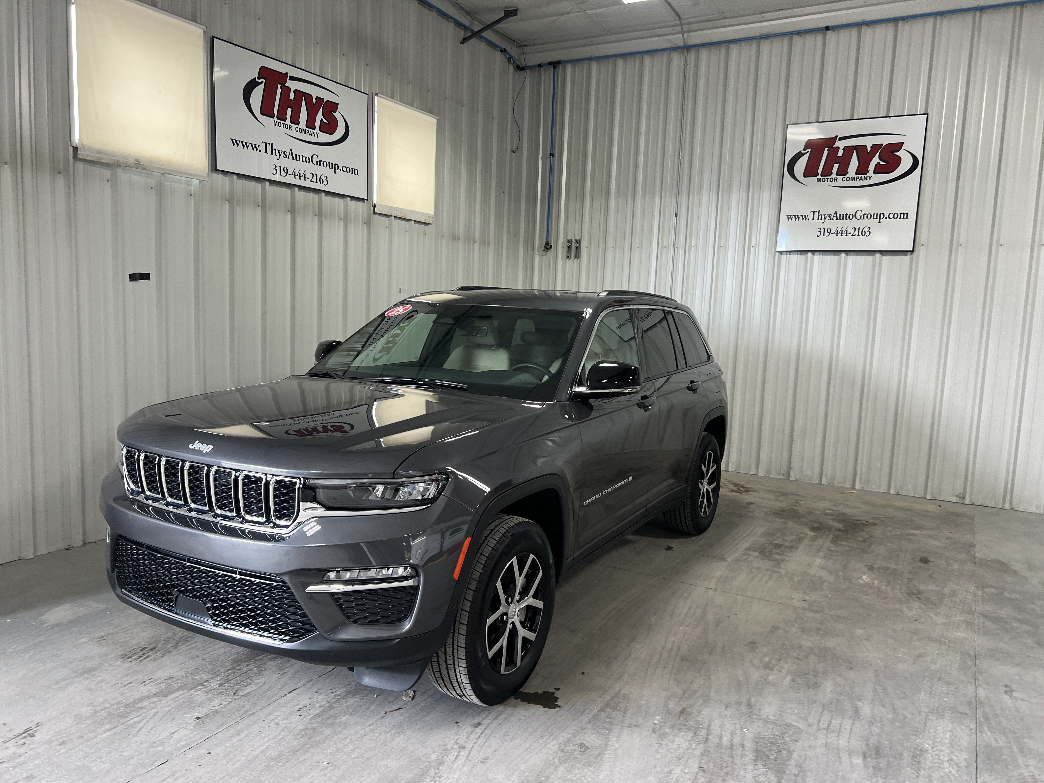 Used 2025 Jeep Grand Cherokee Limited w/ Trailer Tow Package AWD/4WD image 24
