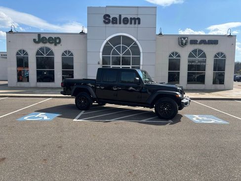 Used 2023 Jeep Gladiator Sport AWD/4WD image 1