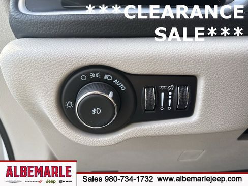 Used 2022 Chrysler Pacifica Touring-L image 18