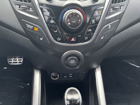 Used 2016 Hyundai Veloster Turbo FWD image 16