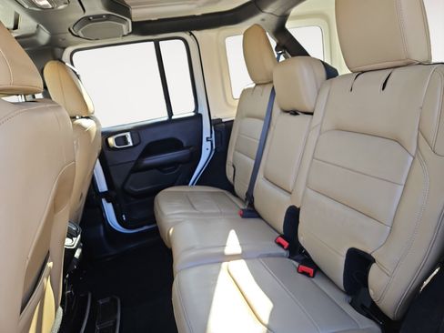 Used 2018 Jeep Wrangler Unlimited Sahara image 13