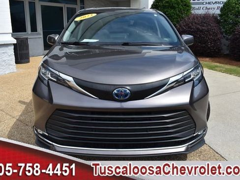 Used 2023 Toyota Sienna XLE FWD image 4