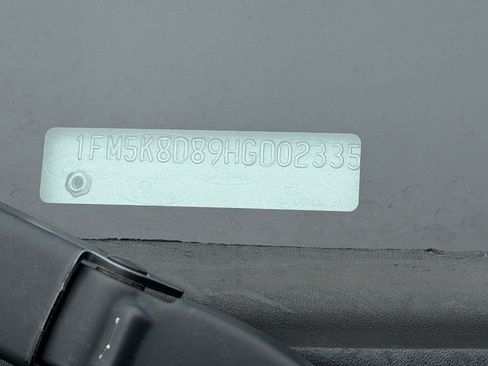 Used 2017 Ford Explorer XLT image 11