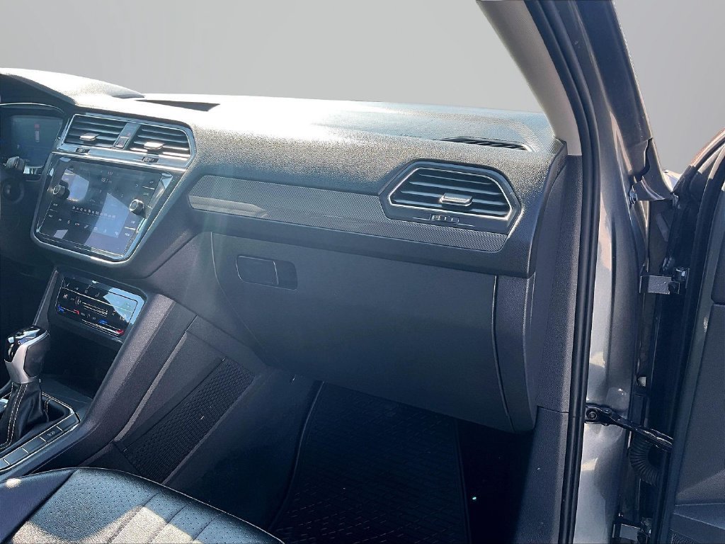 Used 2022 Volkswagen Tiguan SE AWD/4WD image 16