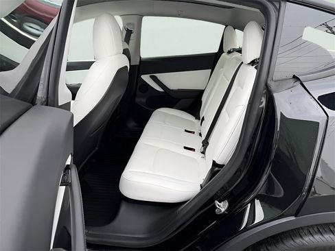 Used 2020 Tesla Model Y Long Range image 23