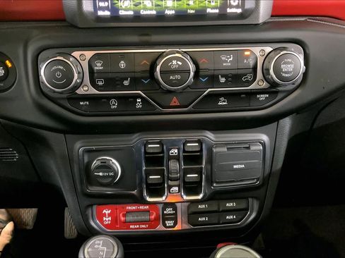 Used 2023 Jeep Gladiator Rubicon w/ Cold Weather Group AWD/4WD image 35