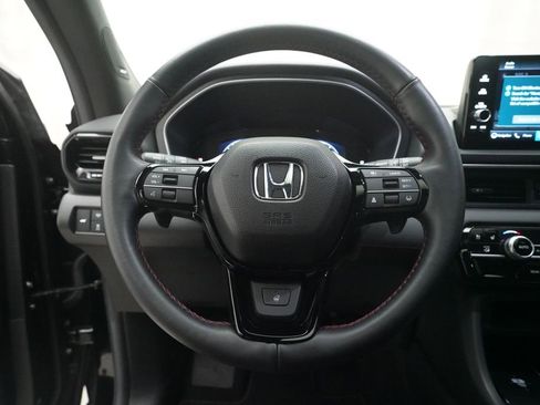 Certified 2025 Honda Pilot Black Edition image 4