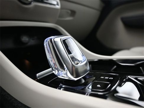 Used 2024 Volvo XC40 B5 Ultimate w/ Protection Package Premier image 11