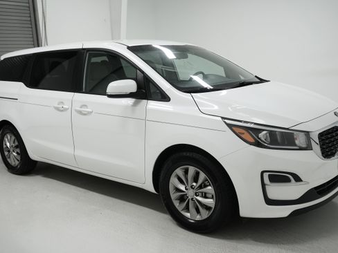 Used 2021 Kia Sedona LX image 3