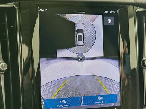 Used 2025 Volvo XC60 B5 Plus image 22