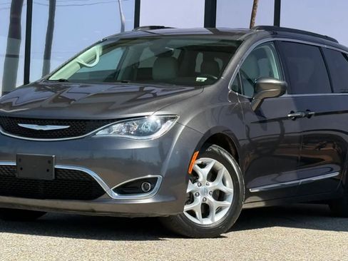 Used 2017 Chrysler Pacifica Touring-L w/ Tire & Wheel Group FWD image 2