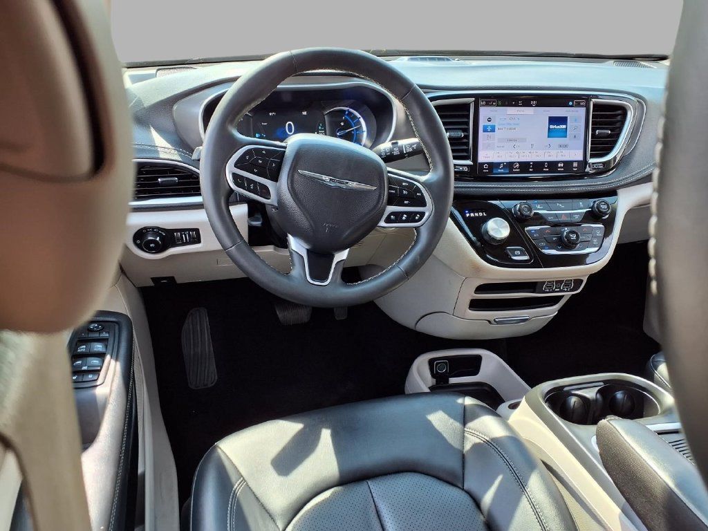 Used 2024 Chrysler Pacifica Limited FWD image 4
